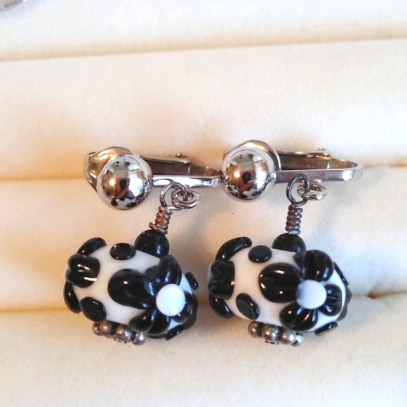 ARTIST MADE GLASS LAMP WORK BLACK AND WHITE CLIP EARRINGS - Picture 3 of 5